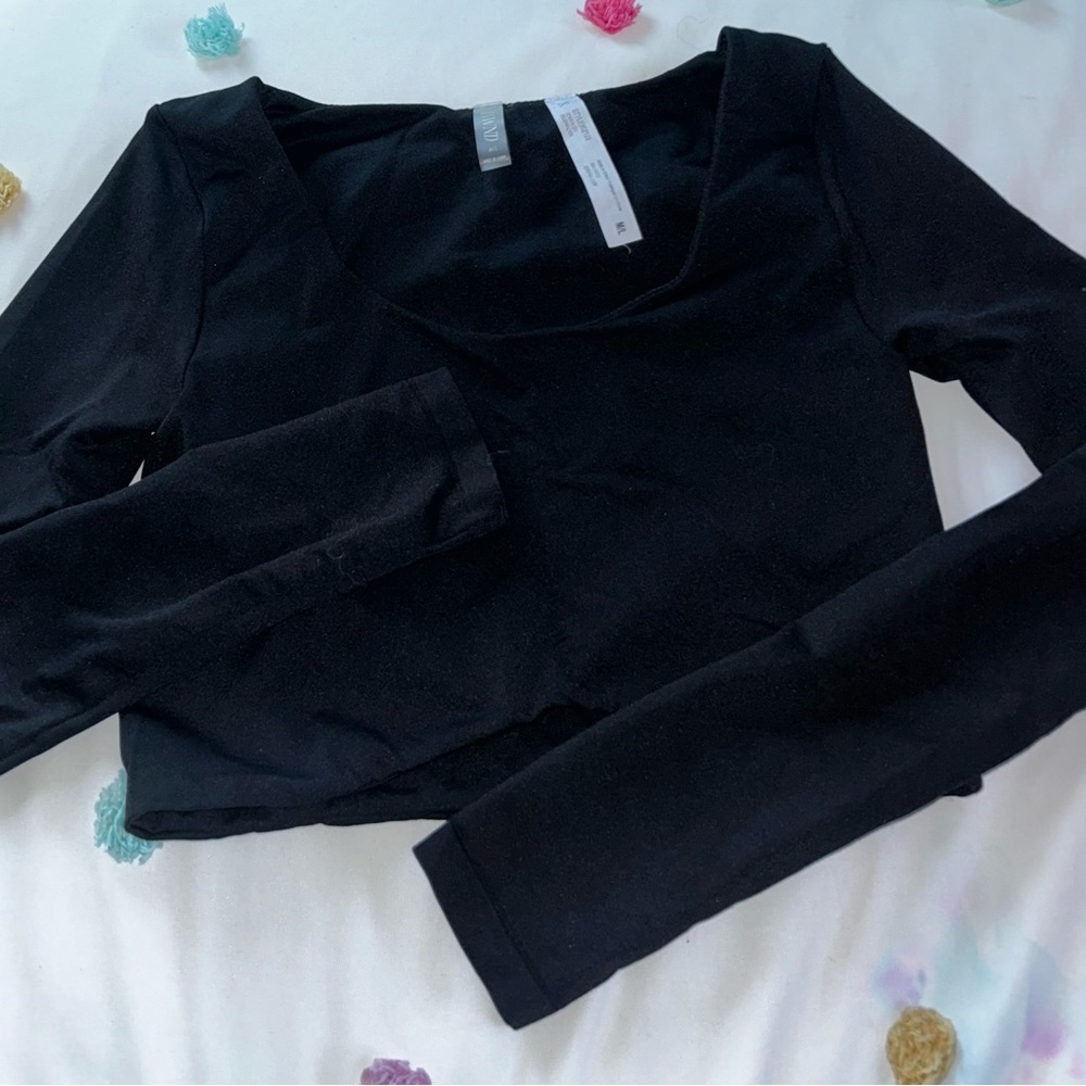 ANWND: Black FORM FITTING long sleeve crop top
